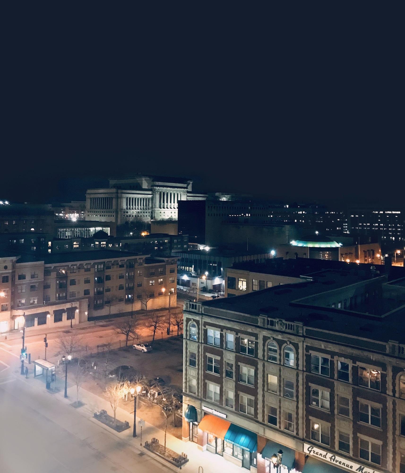 Doubletree By Hilton Milwaukee Downtown Exterior foto