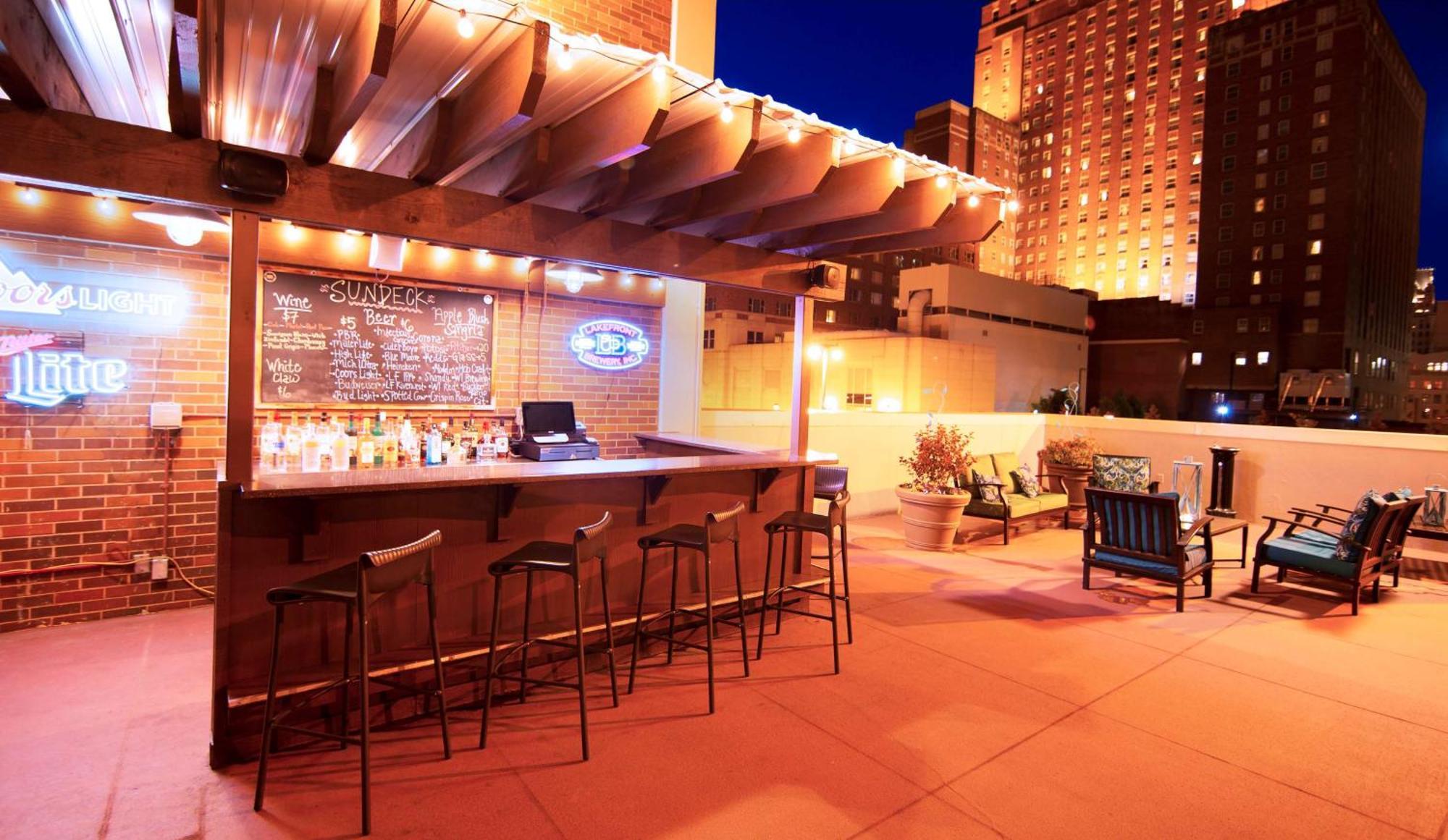 Doubletree By Hilton Milwaukee Downtown Exterior foto