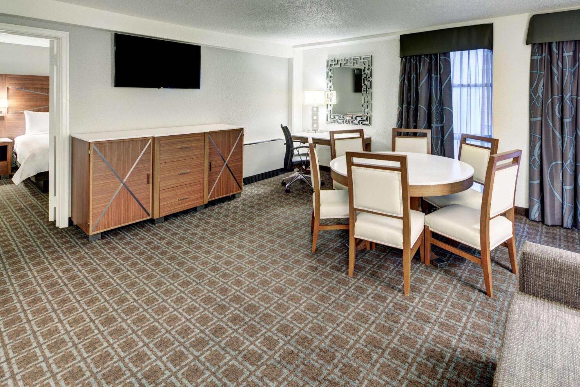 Doubletree By Hilton Milwaukee Downtown Exterior foto
