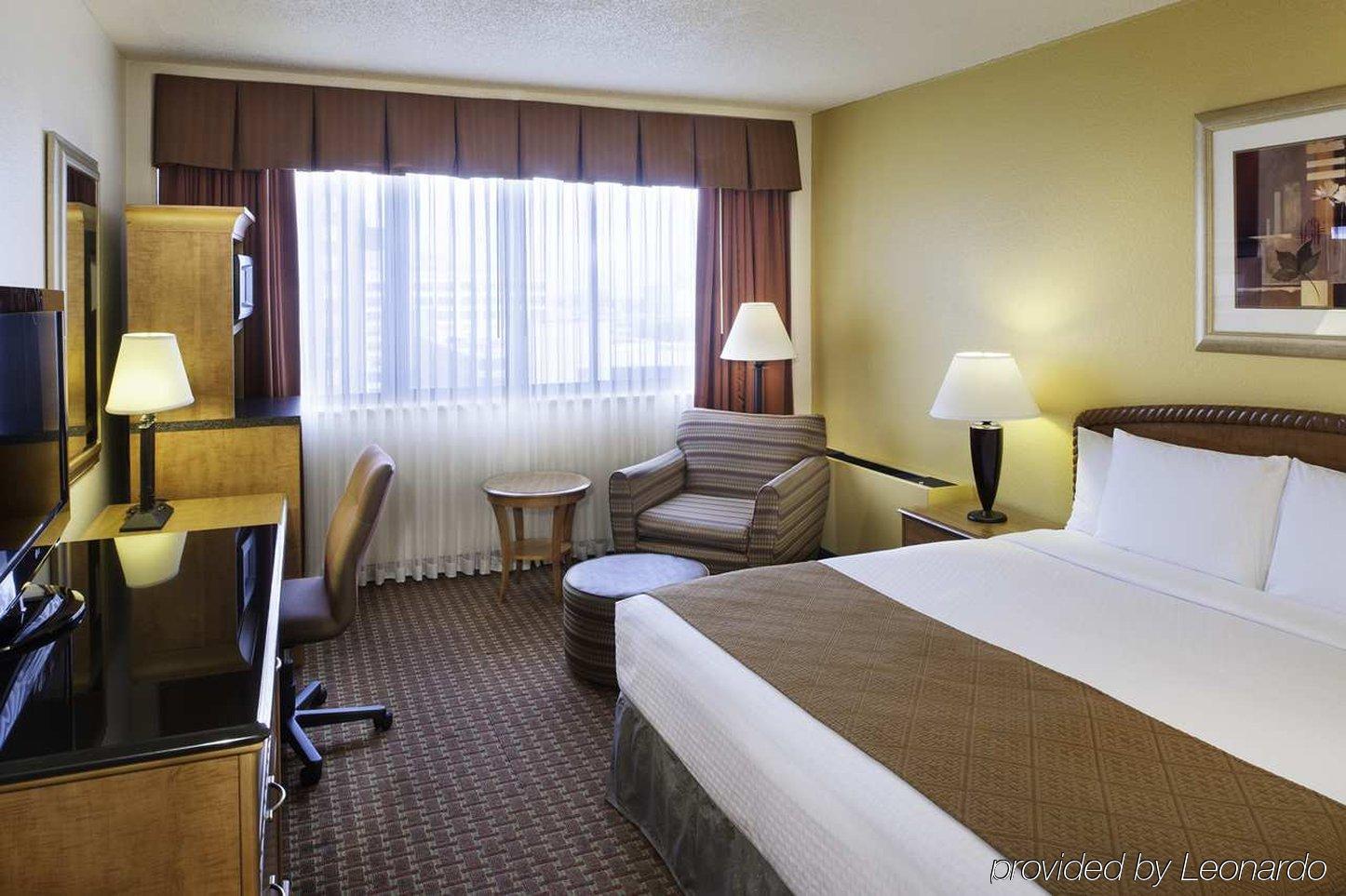 Doubletree By Hilton Milwaukee Downtown Exterior foto