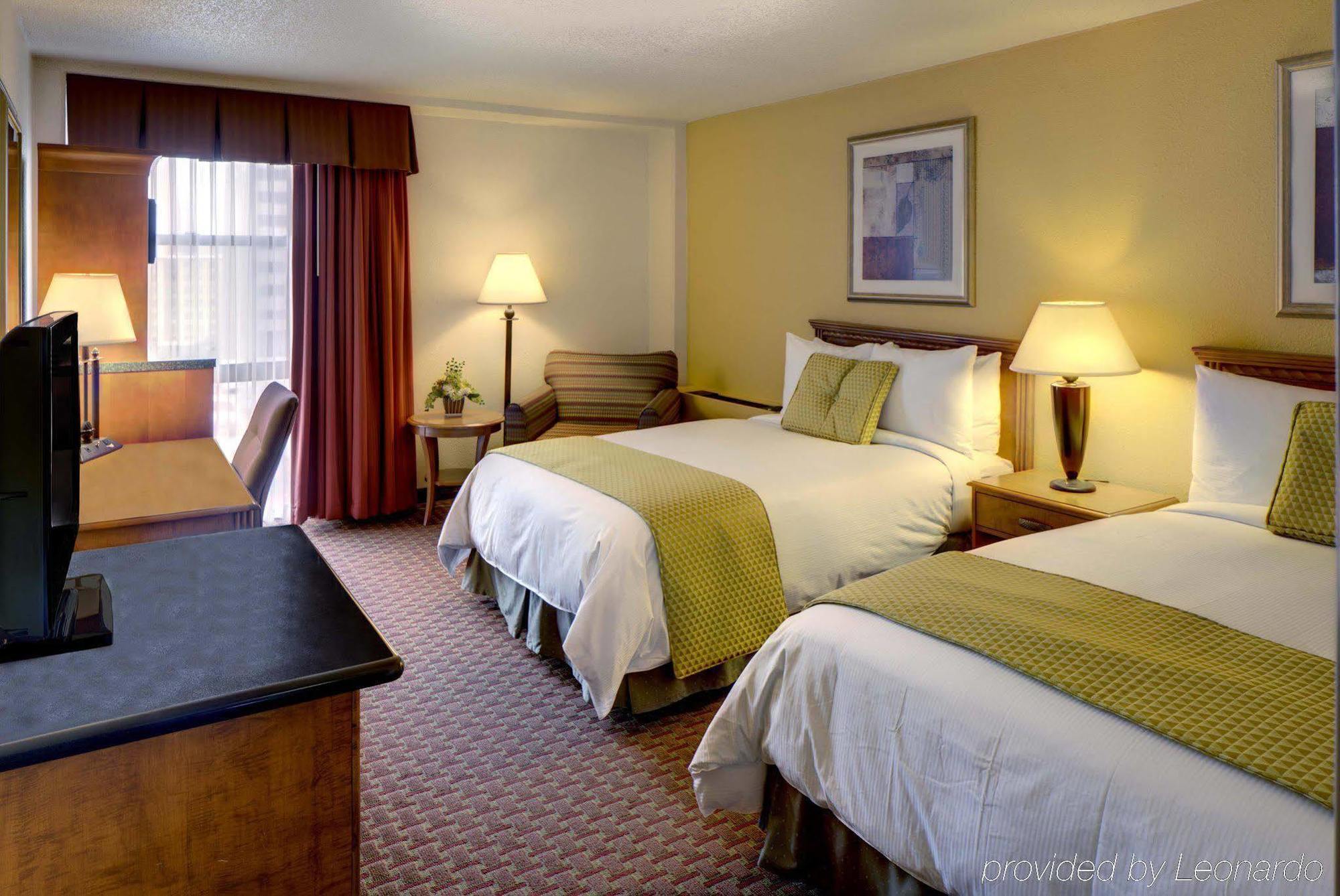Doubletree By Hilton Milwaukee Downtown Exterior foto