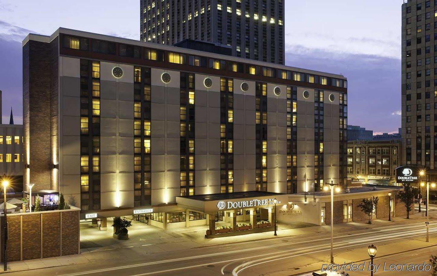 Doubletree By Hilton Milwaukee Downtown Exterior foto