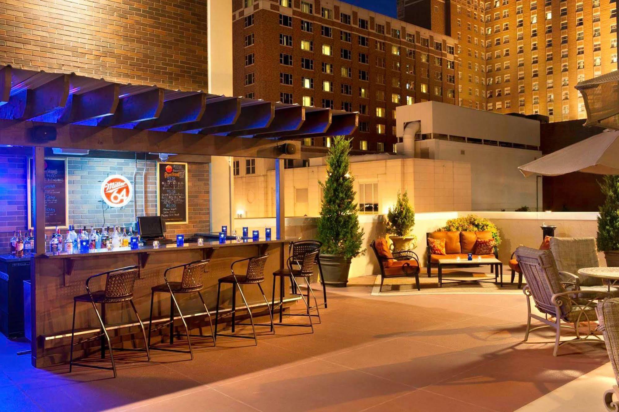 Doubletree By Hilton Milwaukee Downtown Exterior foto